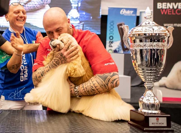 Santi Sarria abraza a un Cocker Americano junto al trofeo Best in Show
